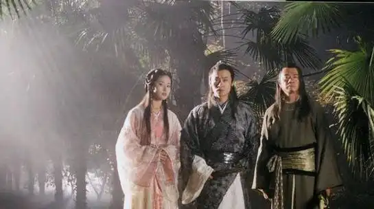 72岁张纪中出席活动,频频扭头瞟性感美女,网友:好色本性改不了