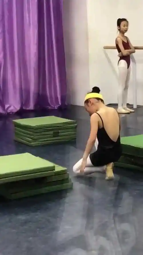 舞蹈房拍到的一幕姑娘耗胯时疼哭了擦完眼泪立马又支棱起来