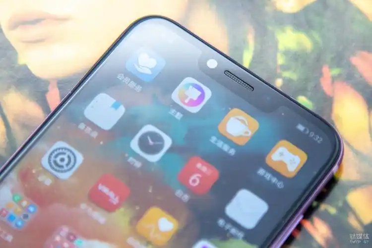 荣耀play采用了6.3英寸异形刘海屏,19.