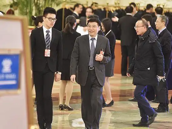 2016年3月13日,工信部部长苗圩在"部长通道"准备接受采访