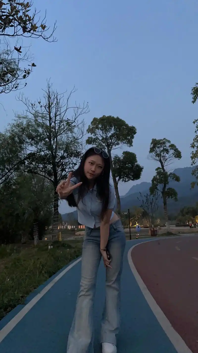 微胖女生 #路灯下的我 #肉肉的女孩最可爱 一个人要是胖到 - 抖音