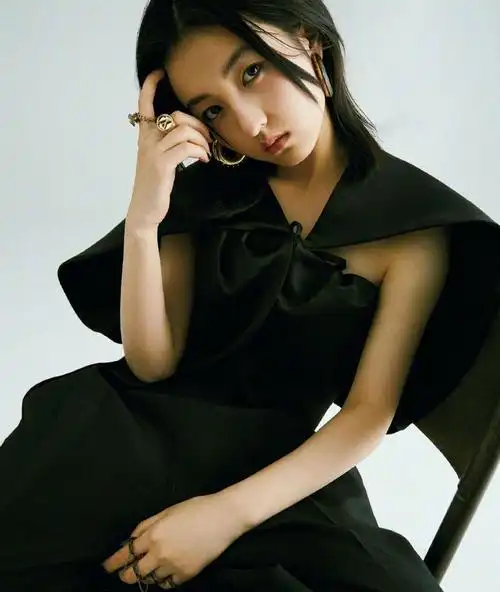 张子枫拍摄杂志内页大片简单纯粹的造型时尚表现力毫不逊色