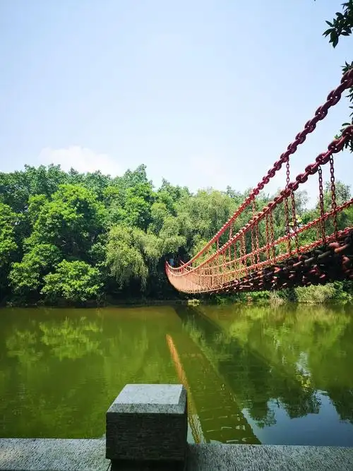 东湖公园很大走在里面绿树成荫很凉快约上三俩好友闲庭漫步悠然自得