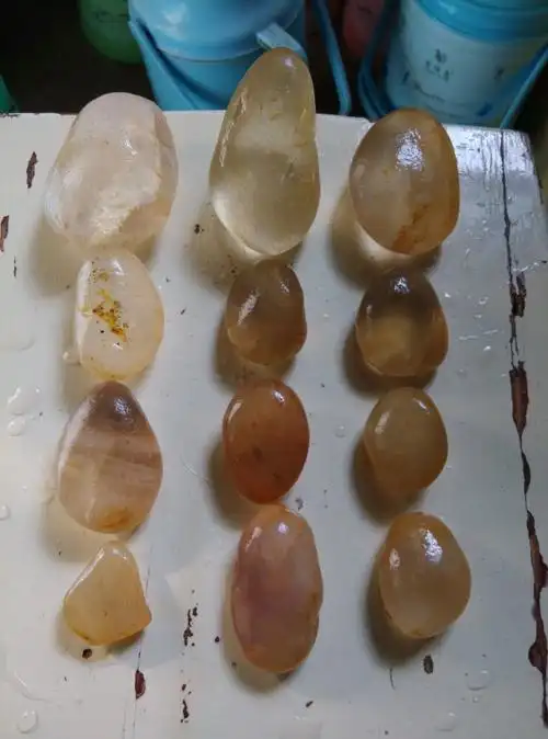 大师们看看这些透明石头是什么材质,有价值吗谢谢!