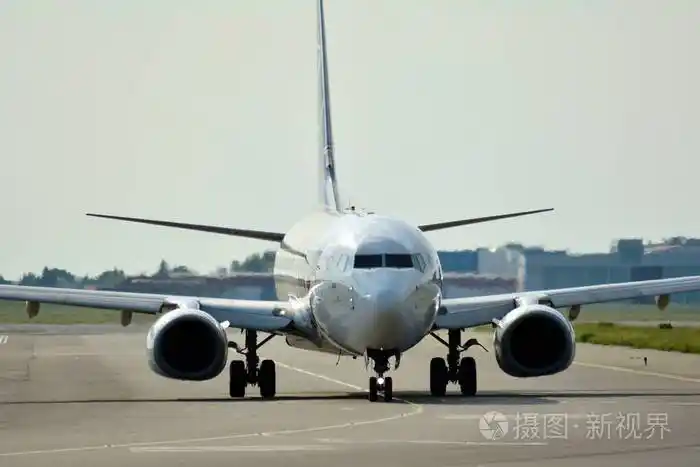 起飞前飞机的正面视图