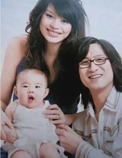 汪峰官宣离婚后首现身面无表情还秃头章子怡和男子逛街心情好