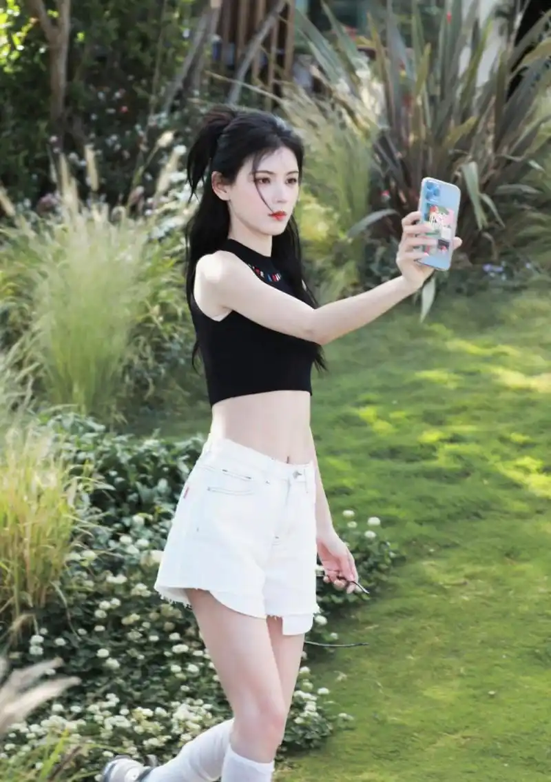 张予曦穿黑色短款上衣搭配白色短裤,大秀小蛮腰!
