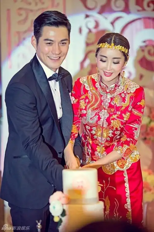 13 / 28 新浪娱乐讯 上个月刚举办完婚礼仪式的严屹宽和杜若溪,日前在