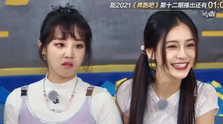 原创终于信黄旭熙眼光,杨颖宋雨琦同穿校服裙,站直时腿长差过于真实