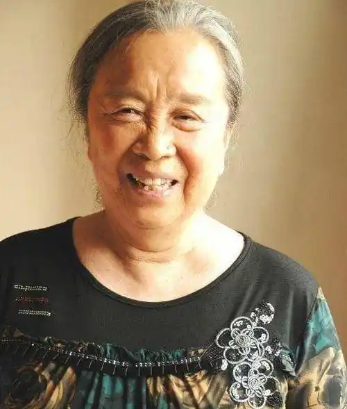 原创原创容嬷嬷李明启因演技精湛形象深入人心戏外买菜坐车都被拒