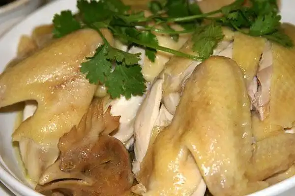 广式"白斩鸡",用蒸的还是煮的?好多人搞错了,难怪不嫩滑