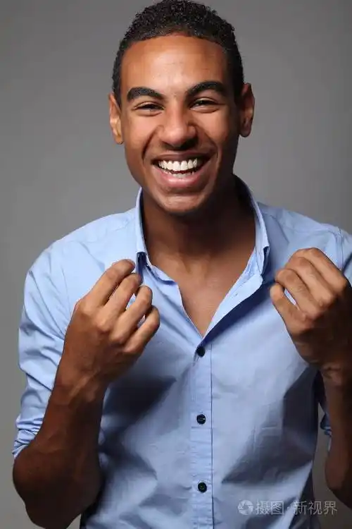 微笑的黑人摆姿势照片-正版商用图片130ckk-摄图新视界