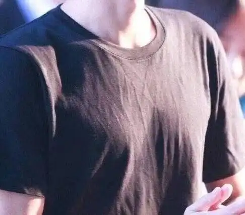 关于早就知道歌王华晨宇胸肌那回事》@华晨宇yu小乖其实早知道你啥样