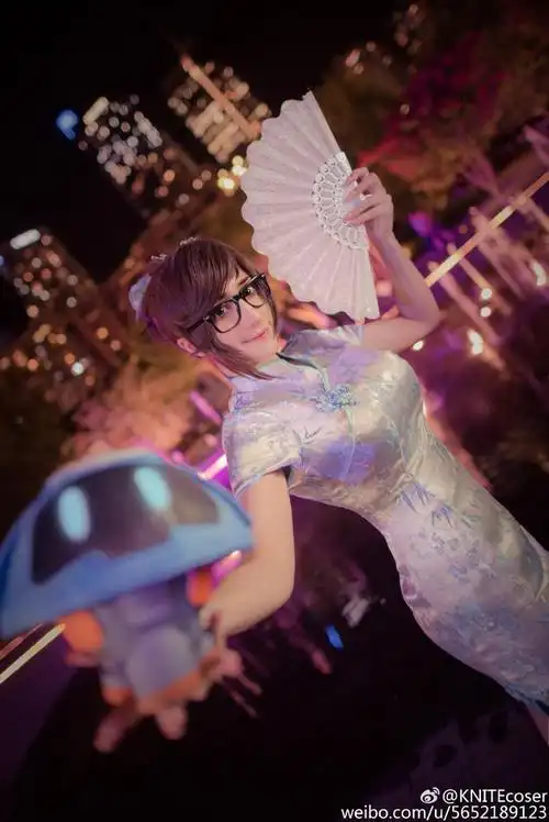 国外coser妖娆演绎旗袍装小美