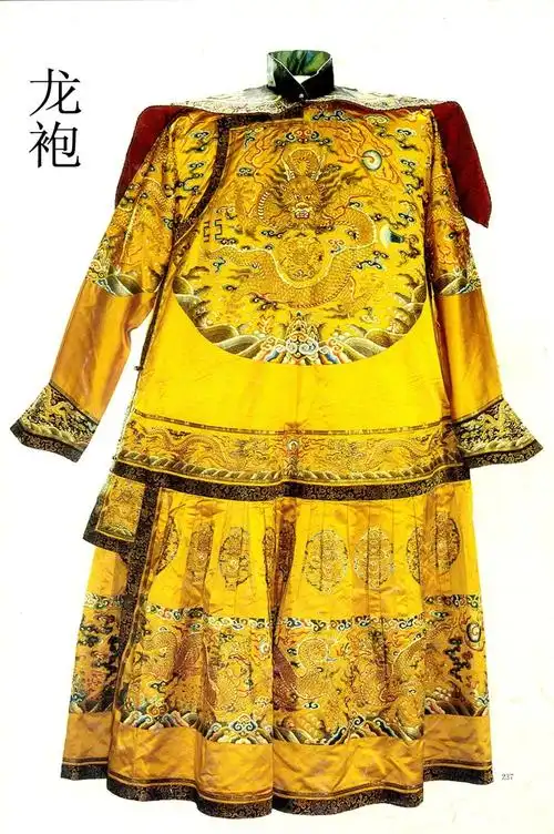 精美,充满皇族气派的,那么,清宫廷的"龙袍"更是将奢华之美显露无疑