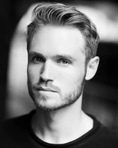 robbie jarvis(罗比·贾维斯)是一位英国男演员,出生于 1988 年 5 月