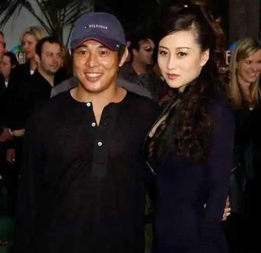 59岁利智给丈夫李连杰庆生!几年容貌发生变化!一心照顾丈夫!