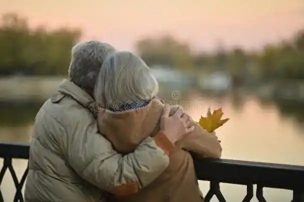 80多岁爷奶的爱情,让我湿了眼眶,原来这才是爱情最美好的模样