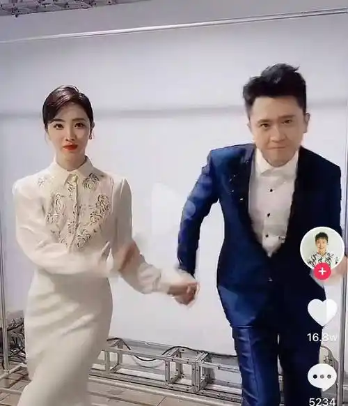 2021年,杨帆首次在社交平台上大方分享妻子的身份,他说妻子既不是明星