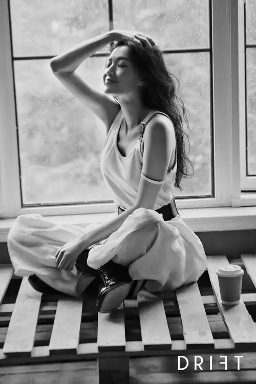 舒淇黑白风格大片释出温柔随性 慵懒迷人笑容治愈