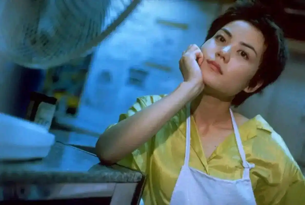 《重庆森林》里王菲在梁朝伟的房间拿着宝丽来自拍,终于看到那张自拍