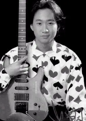 求黄家驹去日本发展时的照片.