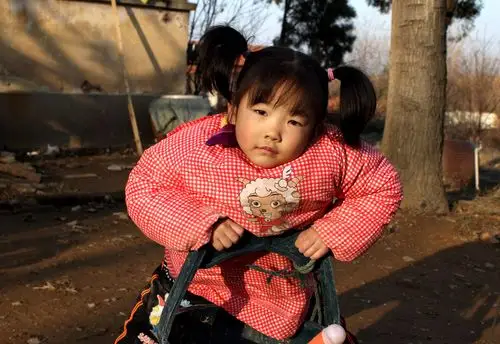 【山村小女孩摄影图片】八里岔人像摄影_太平洋电脑网摄影部落