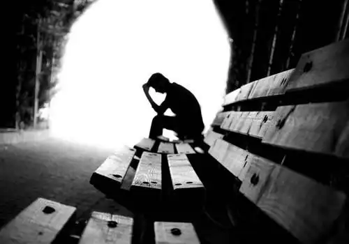 颓废黑白个性图片_颓废是最悲伤的情绪