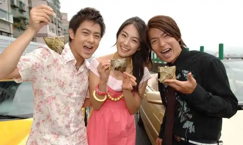 "高开低走"刘荷娜:凭放羊的星星爆火,后躺公公大腿惹争议_吴仁耀_夏