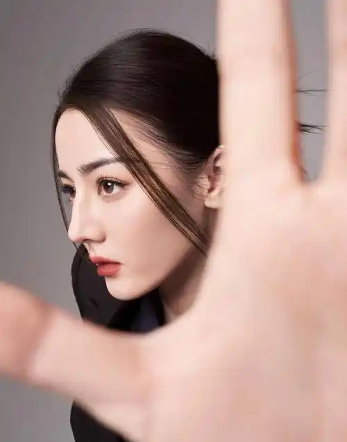 迪丽热巴一身黑酷装扮,演绎妩媚女儿_西装_黑色_时尚