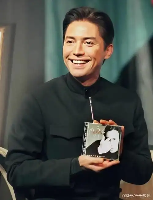 亚洲第一美男尊龙:18岁独闯好莱坞成巨星,因自卑不婚孤独终老