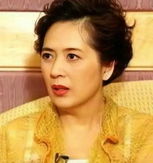 刘銮雄老婆甘比与何超琼合影气质不够他前任李嘉欣恃靓行凶超强