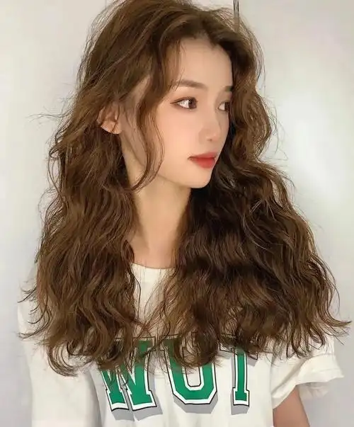 烫全头是很有空间烫感的一款发型,这也是更多的女生选择烫发的原因,烫