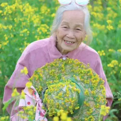 好可爱的老奶奶抱住_微信头像_我要个性网