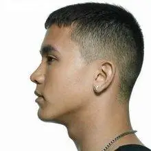 硬,具有硬汉风格的男士,头发短而整齐,上面是平的,上面与侧面棱角明显