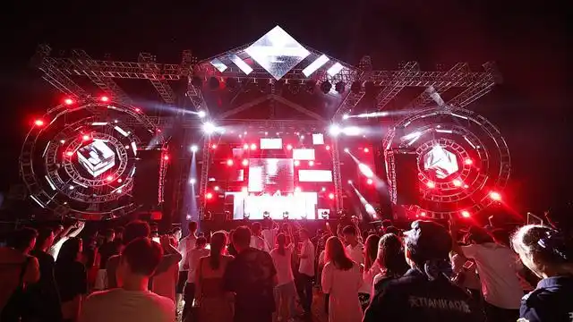 jonyj芒果音乐节连唱十首歌遭乐迷逼婚称我假装看得见你们