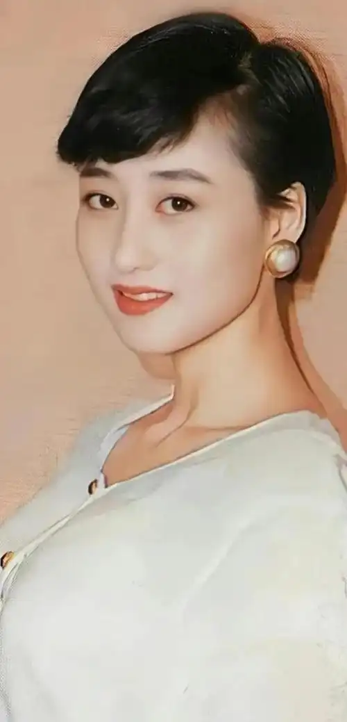 利智:芳菲妩媚,温婉秀雅 ,惊艳迷人!__财经头条