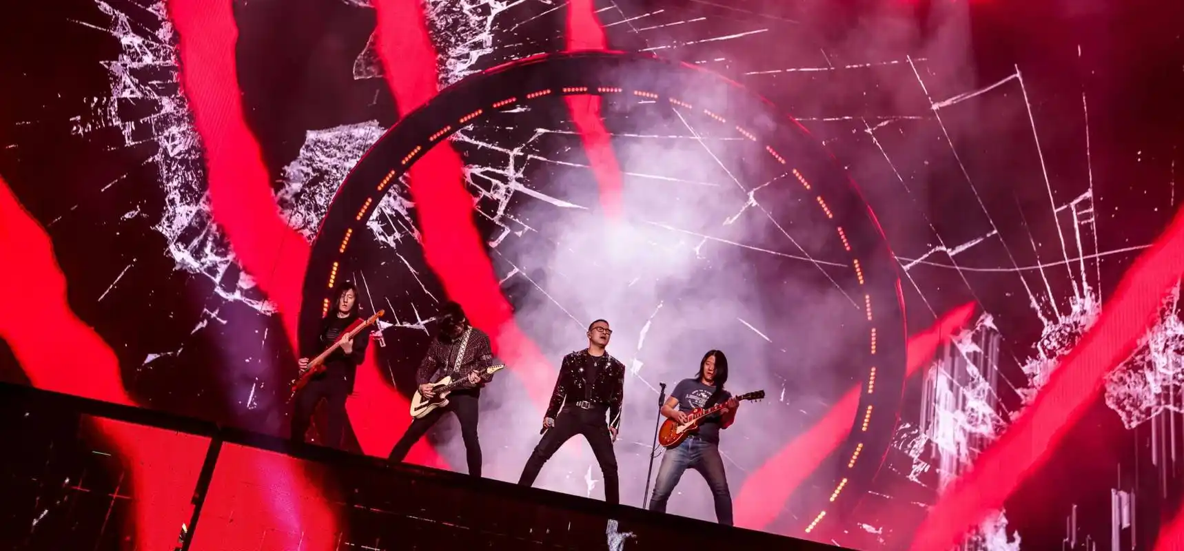 4月30日,汪峰2023「unfollow」巡回演唱会第二站,在长沙数万观众的欢