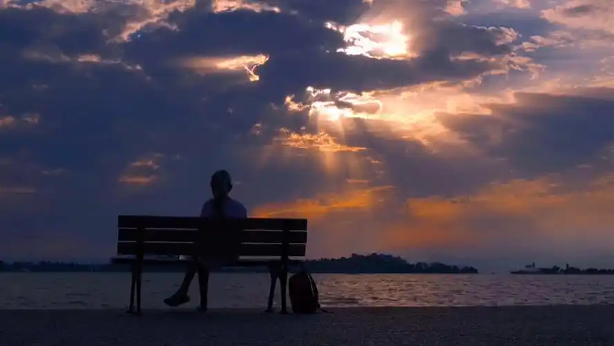 海边人物背影唯美视频素材#海边日落晚霞 #夕阳下的背影 #面朝大海