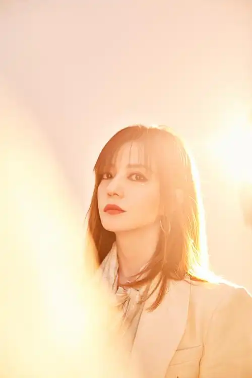 简介:赵薇朦胧光影泪妆写真图片,分享一组赵薇图片给大家,图中的明星