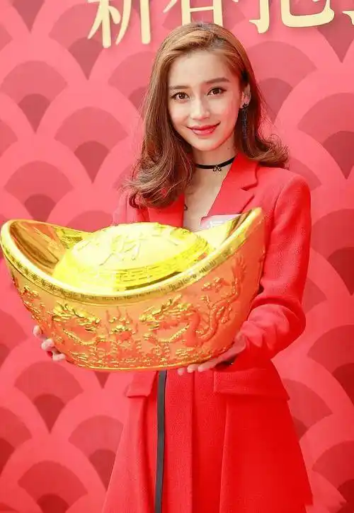 angelababy出席新春活动变"女财神",大红装喜庆满满美出新高度_春晚