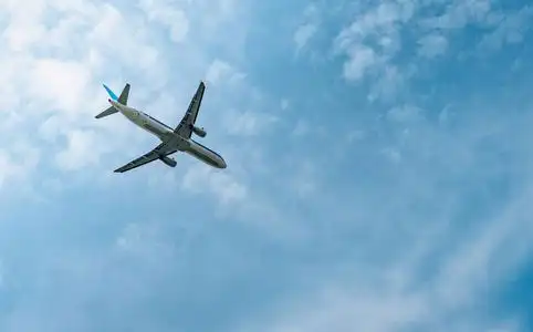 客机在机场起飞,蓝天白云. 离开航班. 开始出国之旅. 假期时间.