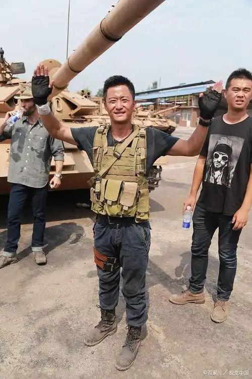 娱乐圈知名导演,演员吴京在个人账号上分享了一张自己穿军装的照片