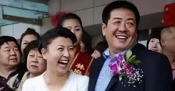 一场直播,暴露了师级干部闫学晶的"真实财力":农民根本不敢猜