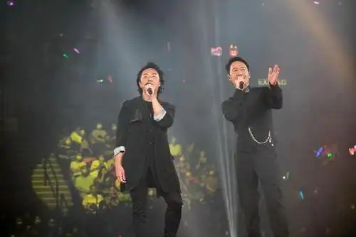 黎明演唱会 与郑伊健背对背合唱《友情岁月》