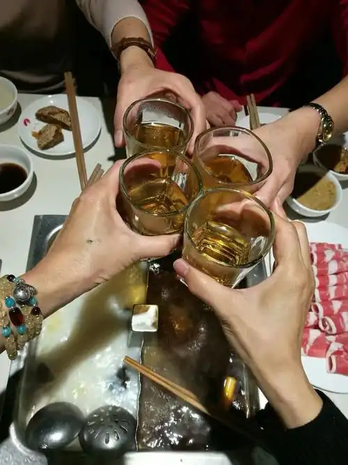 玩美了四人一起去附近的海底捞吃火锅