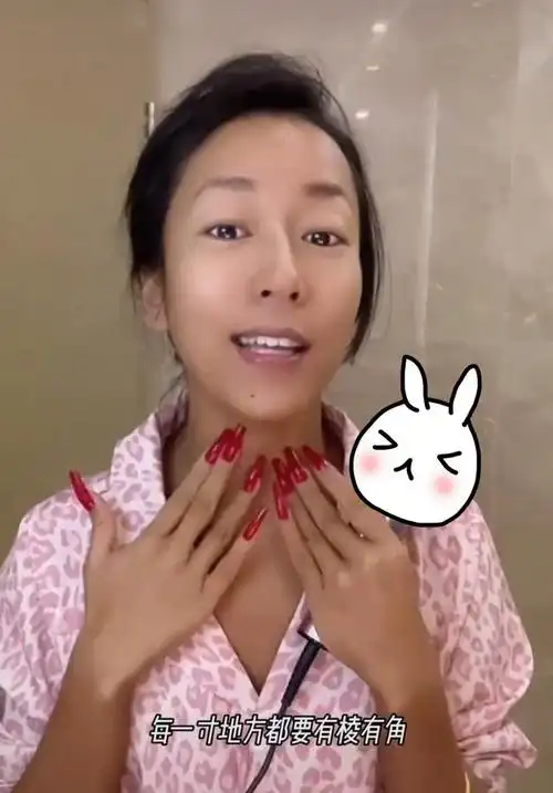 吉克隽逸晒卸妆后素颜,辣妹女王范全无,被指不化浓妆像路人