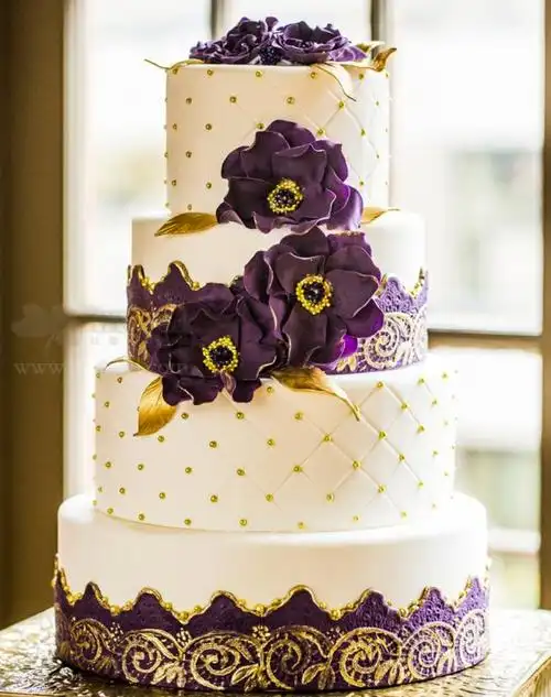 紫色与金色的结合,大气精致又不失浪漫气息的婚礼蛋糕!