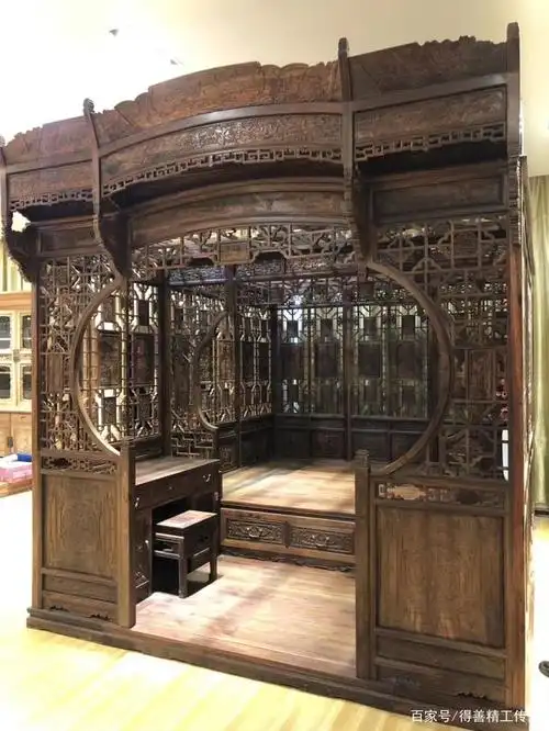 这种床流行于明代晚期,是地位显赫家族的身份象征,需要千位以上的工匠