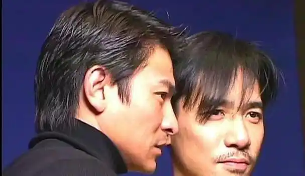 刘德华直播后"赶场式合影"上热搜,怕人久等一路小跑,跪地感谢